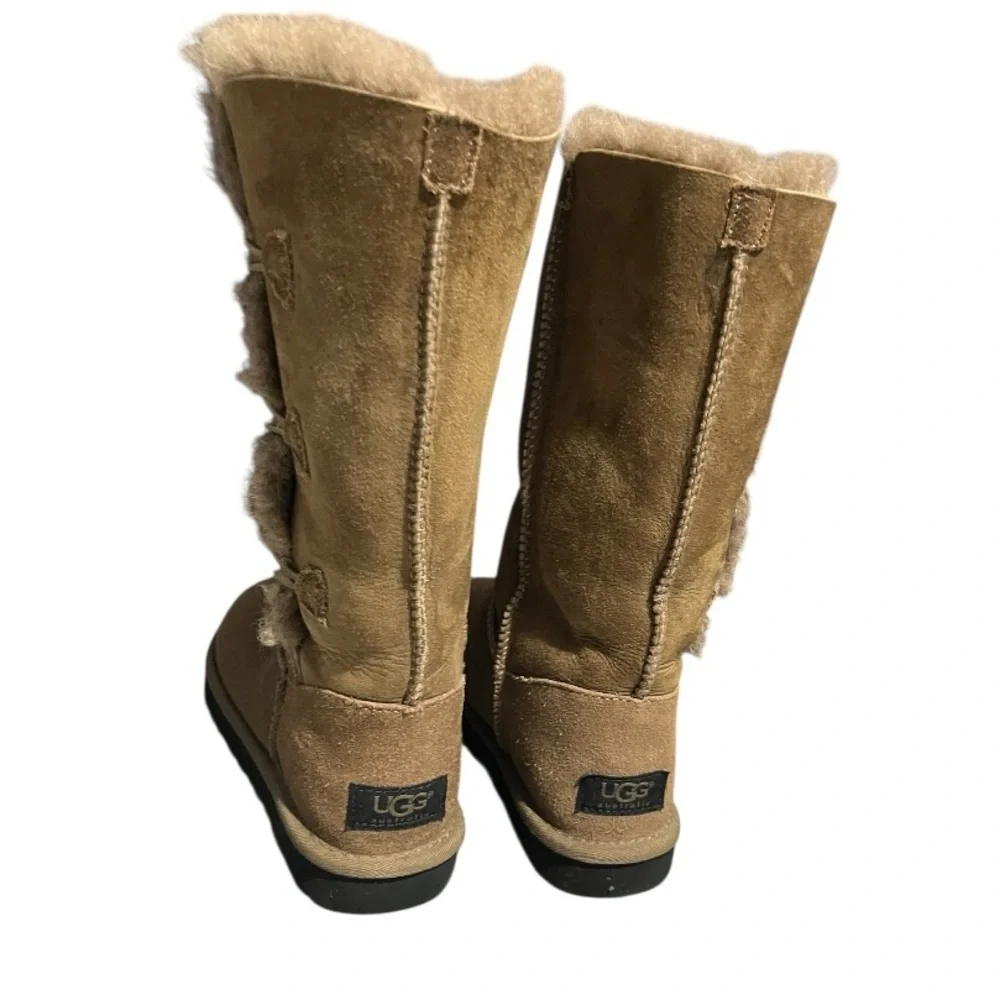 UGG Bailey Button Triplet II Brown Boots Size 5
